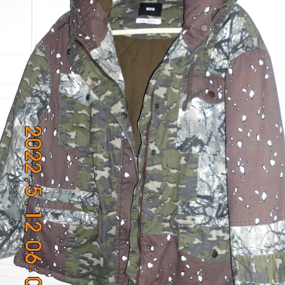 BDG URBAN OUTFITTER PRINTED BROWN QUILTED COTTON POLYESTER HOODED JACKET  MED.